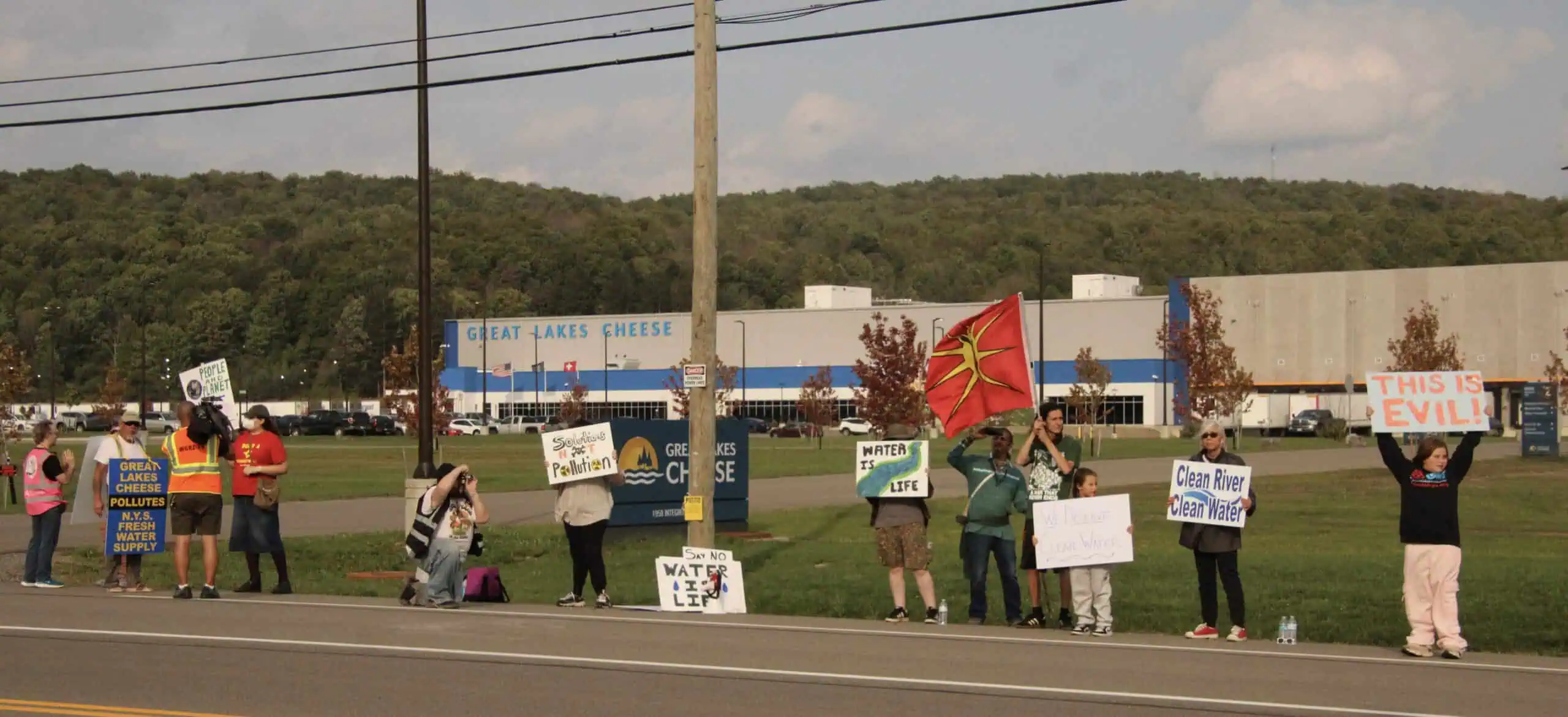 (Rick Miller/Olean Star) Demonstrators outside the Great Lakes Cheese plant in Franklinville Friday protest the company’s contamination of Ischua Creek, which killed tens of thousands of fish and other aquatic wildlife.