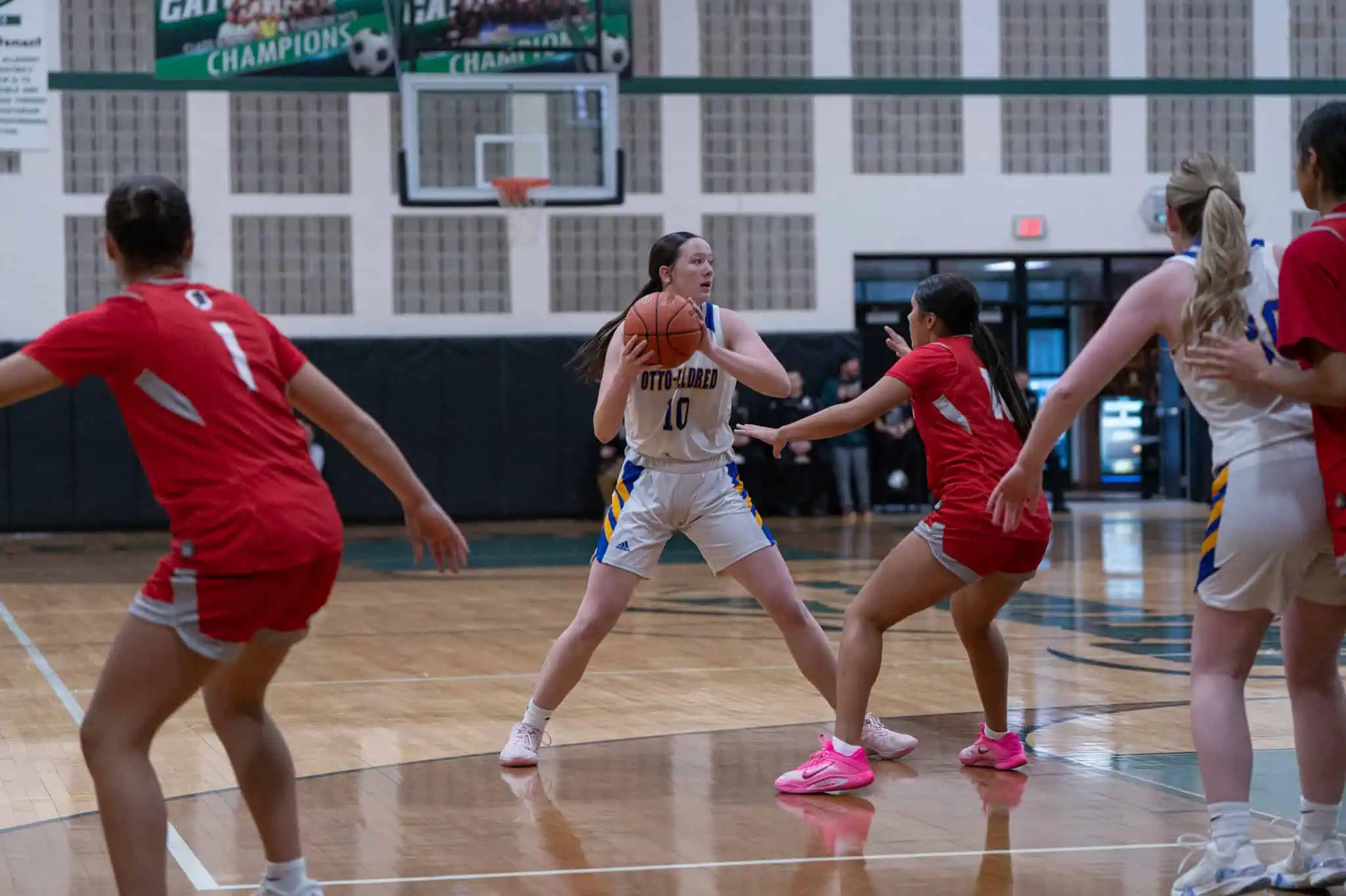Rayel Hakes scans the defense during Otto-Eldred's win over Salamanca in the annual Joe DeCerbo Holiday Showcase. | Photo by Hunter O. Lyle